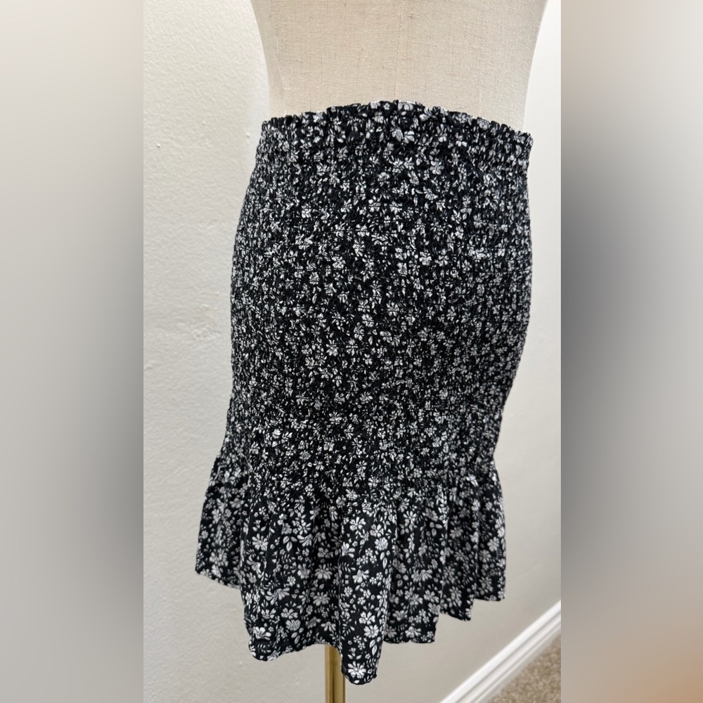 Hollister Smocked Floral Tube Top / Mini Skirt 2-in-1 Black White XS - Picture 6 of 11